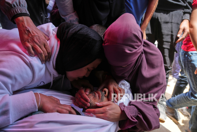 Jana Musa berduka atas jenazah ayahnya Jawad Musa yang tewas dalam serangan udara Israel di sebuah pusat kesehatan di Jabalia, Jalur Gaza utara, pada Kamis, 15 Mei 2025. 