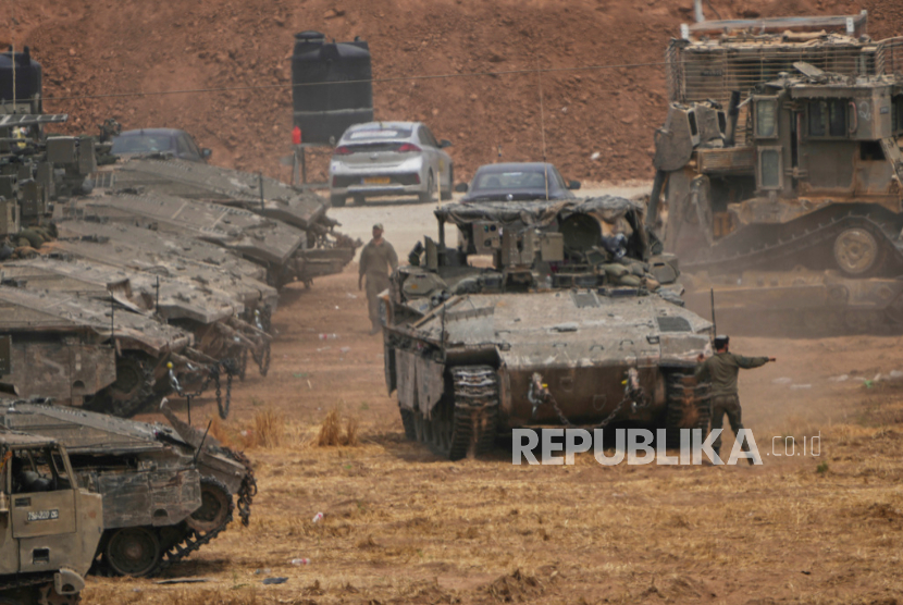 Tentara Israel mengerjakan tank dan APC di area persiapan dekat perbatasan dengan Jalur Gaza, di Israel selatan, Kamis, 15 Mei 2025.