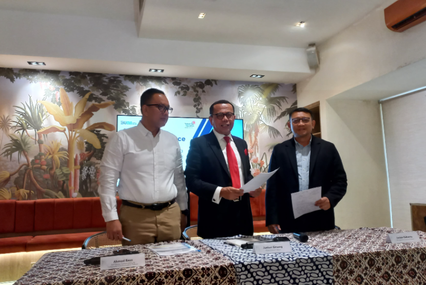 SVP Group Sustainability & Corporate Communication Telkom Ahmad Reza (kiri), Kuasa Hukum Telkom Juniver Girsang (tengah), VP Legal dan Compliance Telkom (kanan) saat konferensi pers di Senyata Senopati, Jakarta, Jumat (16/5/2025).