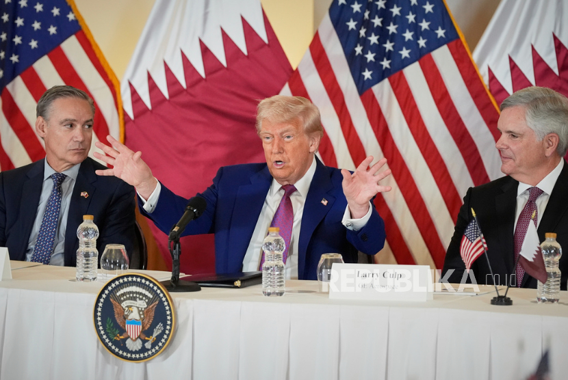 Presiden Donald Trump berbicara, duduk di antara Kelly Ortberg Presiden dan CEO Boeing, kiri, dan Larry Culp, CEO GE Aerospace selama meja bundar bisnis, Kamis, 15 Mei 2025, di Doha, Qatar.