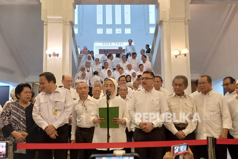 Seratusan Guru Besar Fakultas Kedokteran Universitas Indonesia (FKUI) menyatakan sikap di Lobi FKUI, Salemba, Jakarta Pusat, Jumat (16/5/2025). Bayu