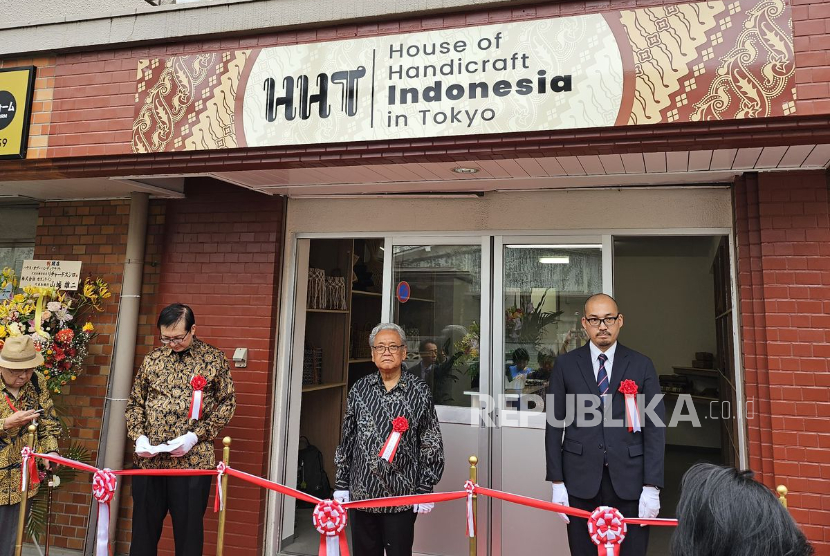 Duta Besar Republik Indonesia untuk Jepang, Heri Akhmadi, bersama perwakilan Wali Kota Katsushika-ku Tokyo, Katsunori Aoki, meresmikan pembukaan House of Handicraft Indonesia (HHT) in Tokyo. 