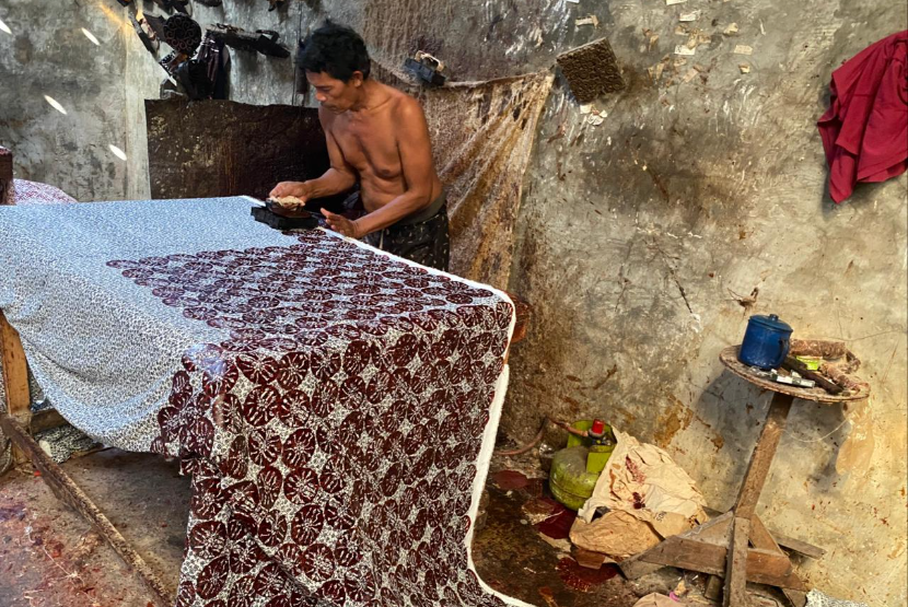 Suasana proses pembuatan batik cap di rumah produksi UMKM Zumi Batik di Kelurahan Pasirkratonkramat, Pekalongan, Jawa Tengah pada Rabu (14/5/2025). 