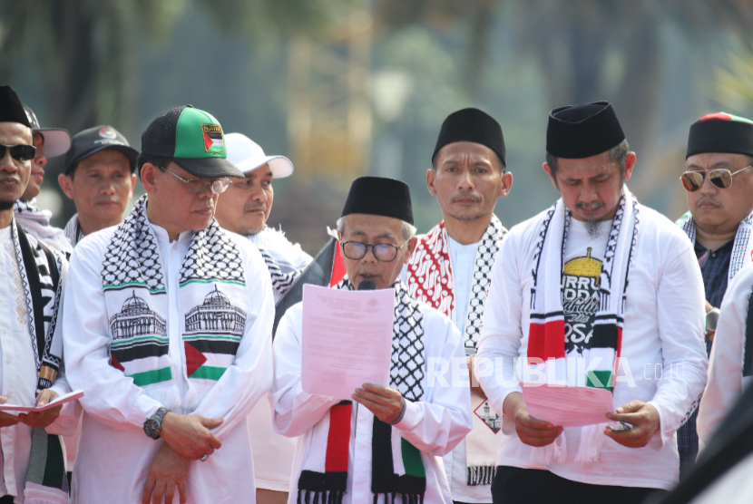 Ketua MUI, Prof Sudarnoto Abdul Hakim,  berpidato pada aksi “Genosida Belum Berhenti Jangan Ada Nakba Lagi” di Kawasan Patung Kuda, Jakarta, Ahad (18/5/2025).