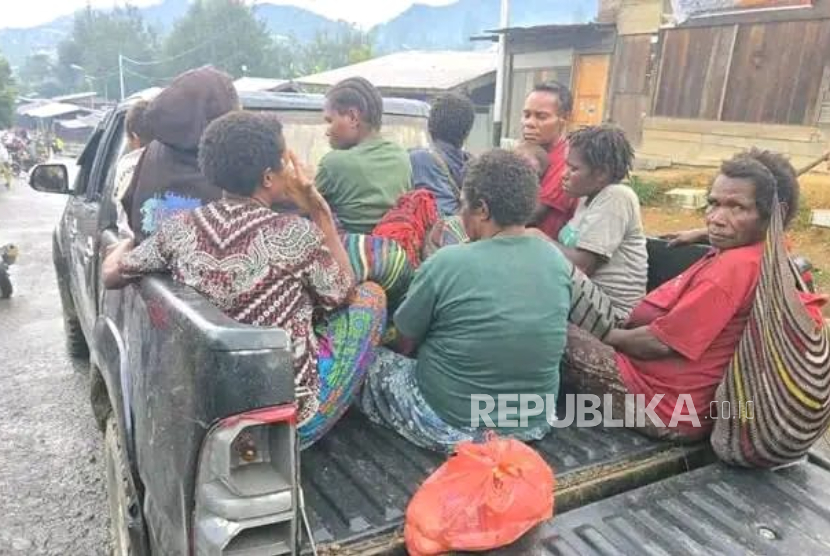 Pengungsi dari Kampung Titigi dan Hidatipa meninggalkan rumah mereka akibat konflik TNI-Polri dan OPM di Papua Tengah, Senin (19/5/2025).