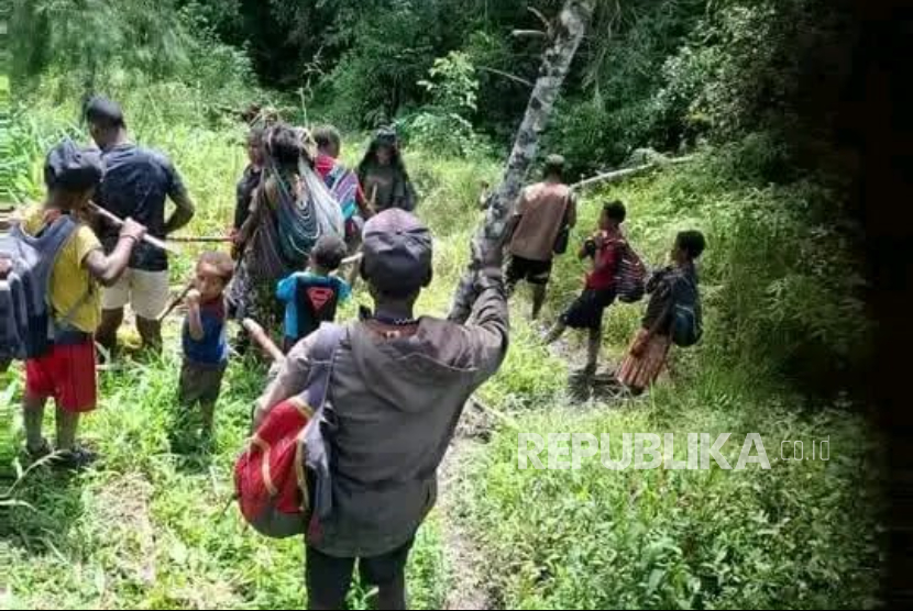 Pengungsi dari Kampung Titigi dan Hidatipa meninggalkan rumah mereka akibat konflik TNI-Polri dan OPM, Senin (19/5/2025).