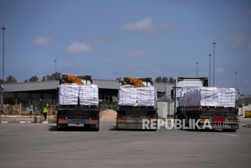 Truk yang membawa bantuan kemanusiaan untuk Jalur Gaza terlihat di Persimpangan Kerem Shalom di Israel selatan, Senin, 19 Mei 2025. 