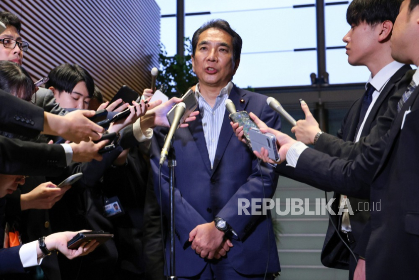 Menteri Pertanian, Kehutanan dan Perikanan Jepang Taku Eto berbicara kepada wartawan di Kantor Perdana Menteri di Tokyo, Jepang, 19 Mei 2025.