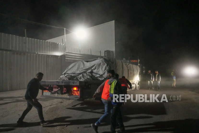 Truk bantuan yang membawa makanan tiba di gudang Program Pangan Dunia di Zawaida, Jalur Gaza tengah, Rabu, 21 Mei 2025.