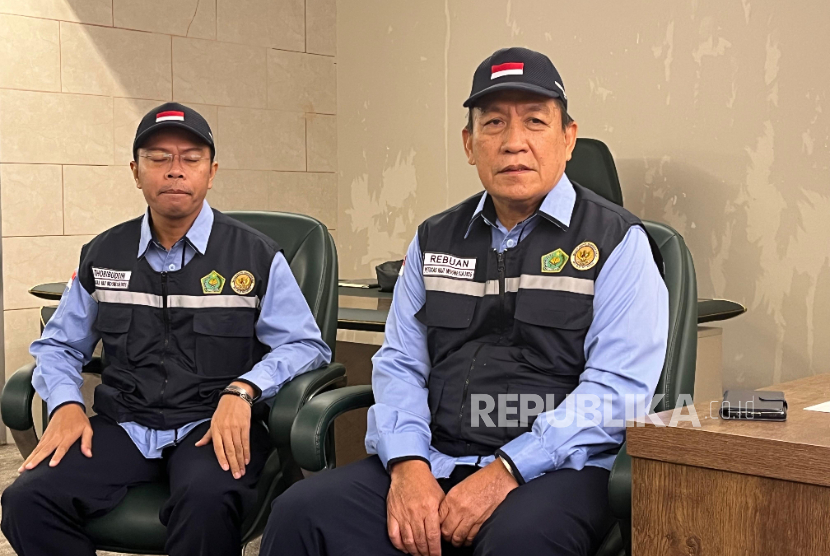 Kepala Sektor 6 PPIH Makkah, Rebuan (kanan) mengklarifikasi terkait video di TikTok yang menggambarkan jamaah haji terlantar, Sabtu (24/5/2025).