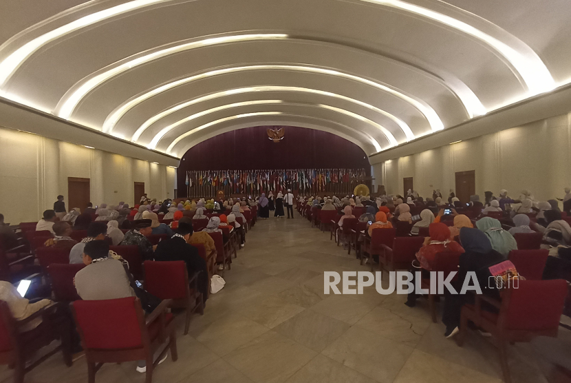 Aktivis perempuan pro-Palestina dari berbagai negara melakukan napak tilas Konferensi Asia-Afrika di Bandung, Ahad (25/5/2025).