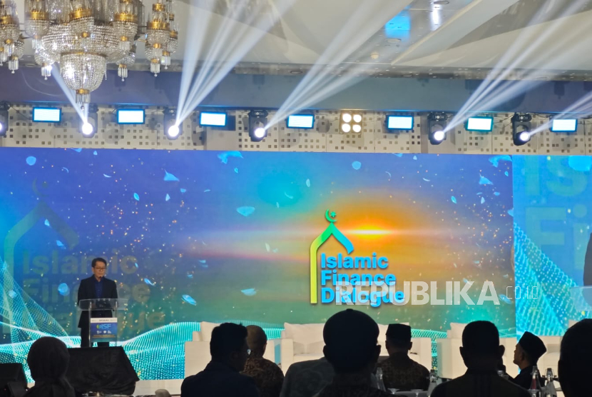 Pemimpin Redaksi Republika Andi Muhyiddin menegaskan kembali komitmen dan sikap Republika dalam mengawal dan memperkuat peran ekonomi syariah di Indonesia saat membuka acara Islamic Finance Dialogue, di Hotel Le Méridien, Jakarta, Senin (26/5/2025). 