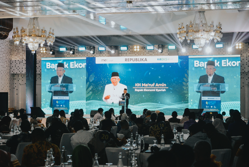Wakil Presiden RI periode 2019-2024 KH Ma’ruf Amin menyampaikan sambutan dalam puncak acara Indonesia Sharia Forum 2025 yang digelar Republika bersama KNEKS di Jakarta, Senin (26/5/2025). 