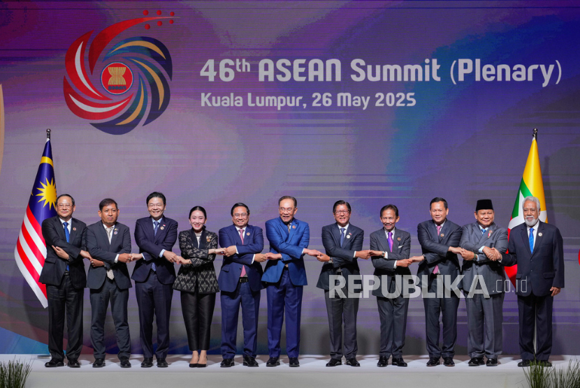 Para pemimpin ASEAN berfoto di sela sesi pleno KTT ASEAN di Kuala Lumpur, Malaysia, Senin, 26 Mei 2025.