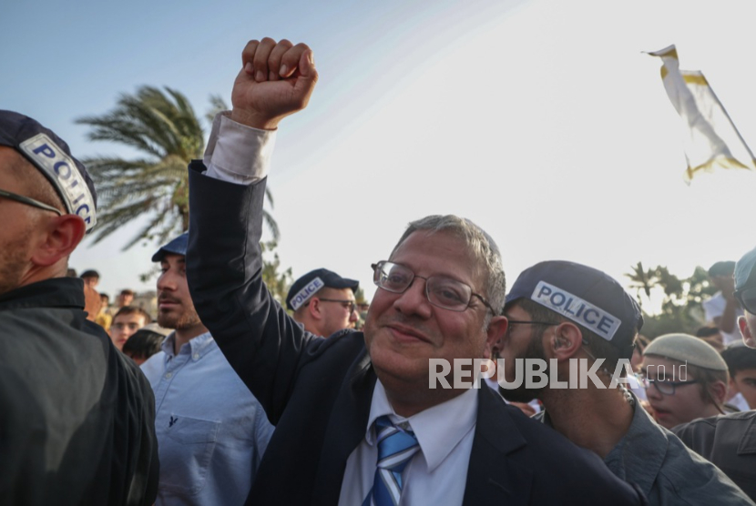 Menteri Keamanan Nasional Israel Itamar Ben-Gvir, dikelilingi oleh petugas keamanan, di Gerbang Damaskus selama 