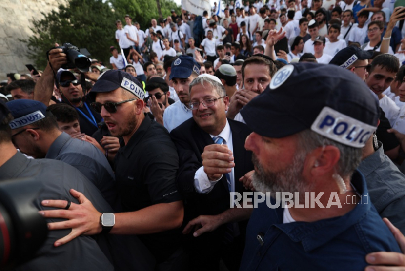Menteri Keamanan Nasional Israel Itamar Ben-Gvir, dikelilingi oleh petugas keamanan dalam kunjungan provokatif di Gerbang Damaskus, Masjid al Aqsa beberapa waktu lalu.