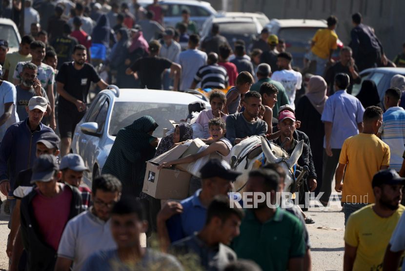 Warga Palestina berkerumum menerima paket makanan dari skema bantuan AS-Israel di Rafah, Jalur Gaza selatan pada Selasa, 27 Mei 2025.