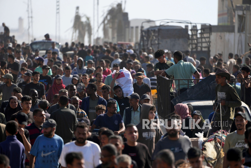Warga Palestina berkerumum menerima paket makanan dari skema bantuan AS-Israel di Rafah, Jalur Gaza selatan pada Selasa, 27 Mei 2025.