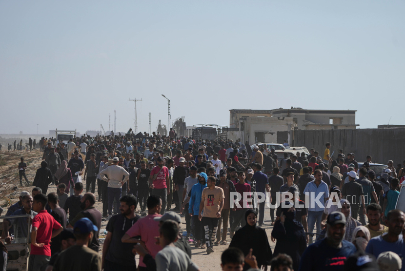 Warga Palestina berkerumum menerima paket makanan dari skema bantuan AS-Israel di Rafah, Jalur Gaza selatan pada Selasa, 27 Mei 2025.