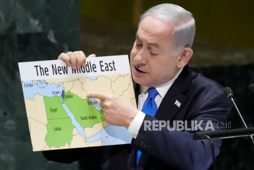 Perdana Menteri Israel Benjamin Netanyahu menunjukkan peta Timur Tengah tanpa Palestina pada sesi ke-78 Majelis Umum PBB di New York, 22 September 2023.
