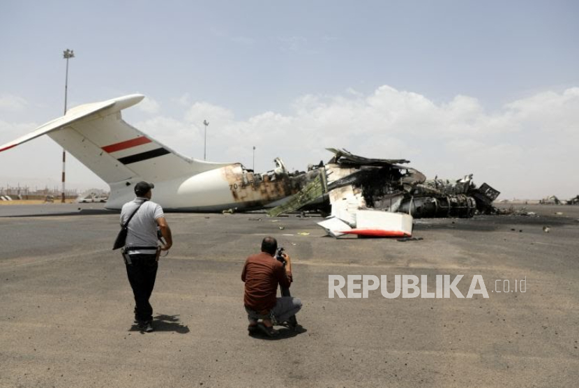 Pesawat sipil Yemeni Airlines hancur akibat pengeboman oleh Israel di Bandara Sanaa, Yaman, pada 7 Mei 2025.