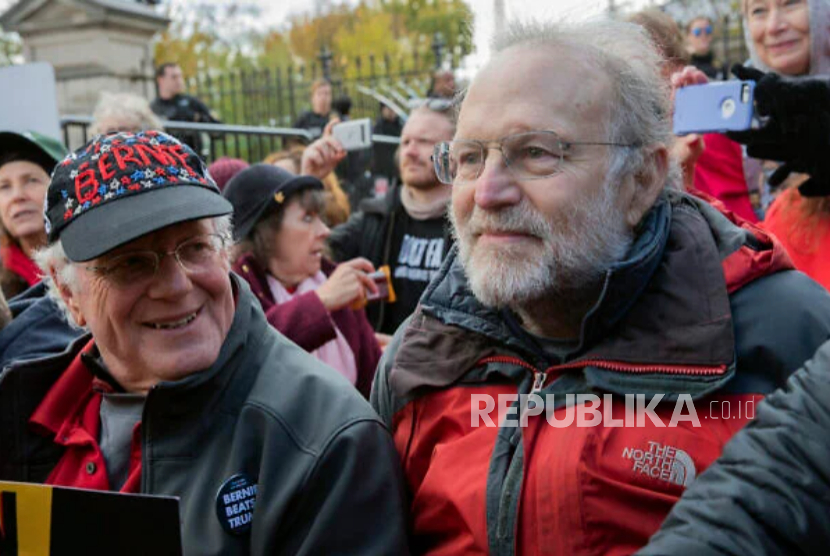 Ben Cohen dan Jerry Greenfield, salah satu pendiri es krim Ben & Jerry's, menghadiri protes di Washington, pada 8 November 2019. 