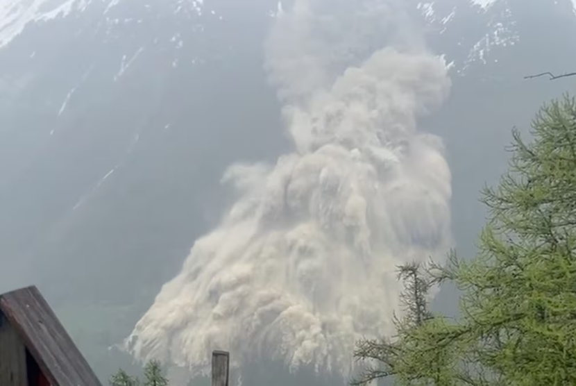 Lumpur dan batu meluncur turun dari gunung setelah sebagian Gletser Birch runtuh dan menimbun sebagian besar wilayah Desa Blatten, Swiss, pada 28 Mei. 