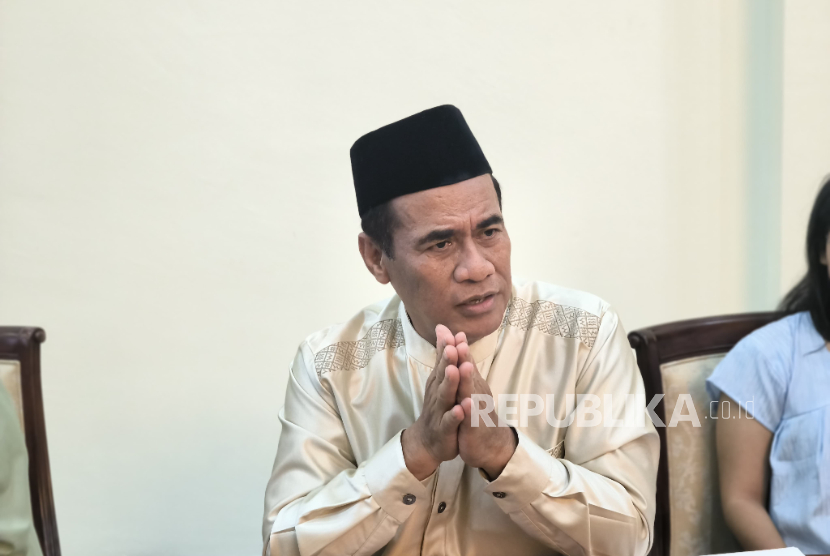 Menteri Pertanian, Andi Amran Sulaiman menjelaskan penyebab stok cadangan pemerintah (CBP) beras sepanjang 2025 hingga 4 juta ton. Amran berbicara kepada awak media di kediamannya, di Kalibata, Jakarta, Jumat (30/5/2025).  