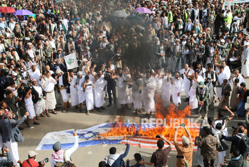 Pendukung Houthi mengenakan pakaian Ihram selama demonstrasi mengutuk pengeboman pesawat pengangkut jamaah haji oleh Israel di Sanaa, Yaman, Jumat, 30 Mei 2025. 