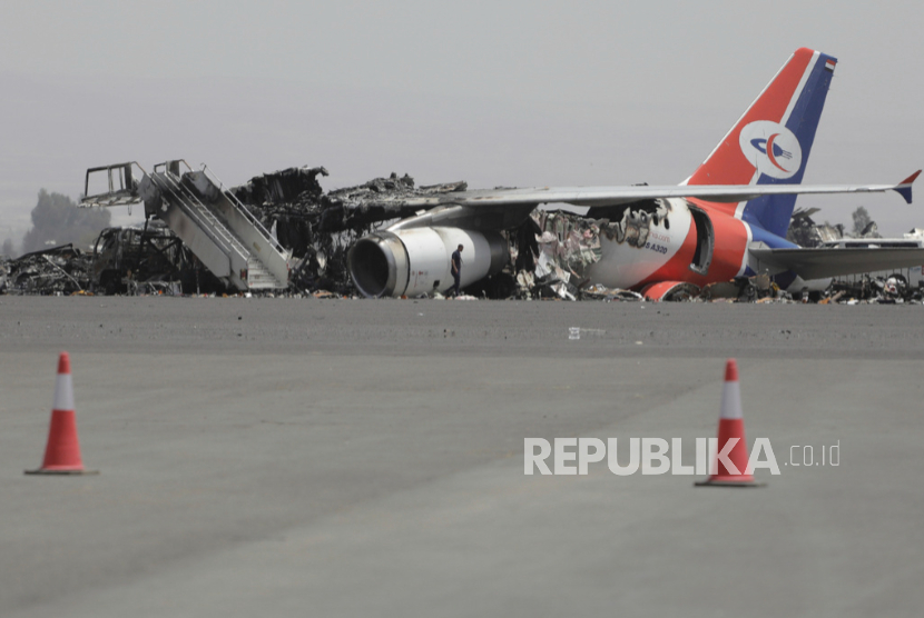 Pesawat sipil Yemeni Airlines pengangkut jamaah haji yang dihancurkan Israel di Bandara Internasional Sanaa di Sanaa, Yaman, Kamis, 29 Mei 2025, sehari setelah serangan udara Israel.