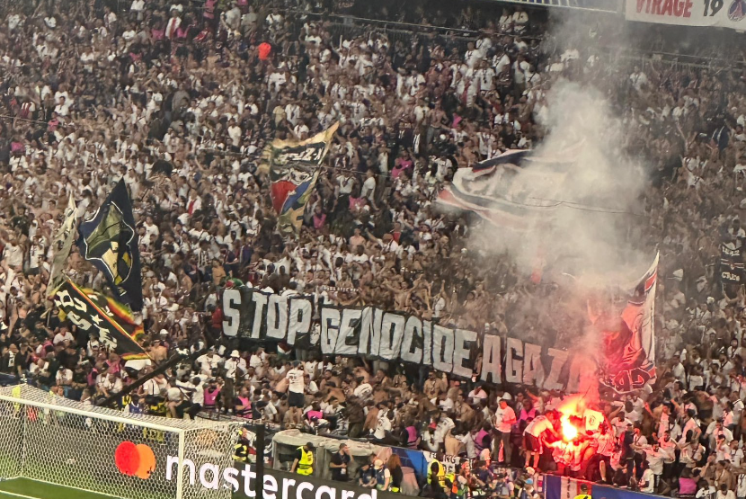 Berani, Fans PSG Bentangkan Spanduk 'Hentikan Genosida Gaza' di Munchen