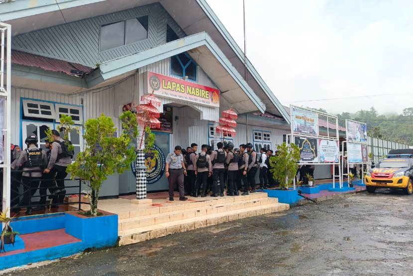 Suasana di depan Lapas Nabire, Papua Barat, selepas kaburnya belasan tahanan, Senin (2/6/2025).