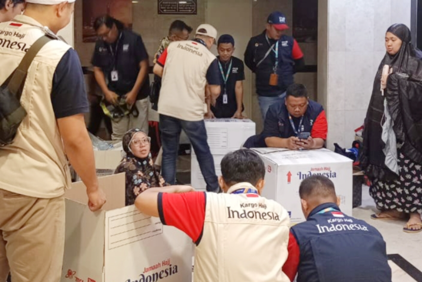 Petugas PT Pos Indonesia (Persero) di Arab Saudi mengumpulkan dan mengirimkan oleh-oleh jamaah haji ke Indonesia.