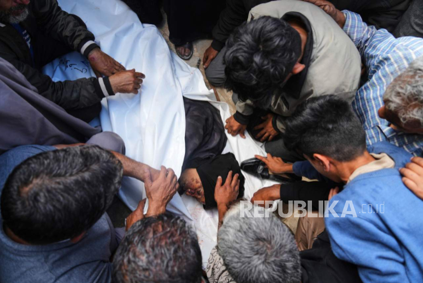 Warga Palestina berduka atas jenazah Reem Al-Akhras yang terbunuh saat menuju pusat bantuan Gaza, di Khan Younis, Jalur Gaza selatan, Selasa, 3 Juni 2025.