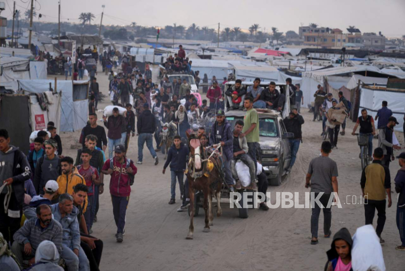 Warga Palestina membawa tas berisi makanan dan bantuan kemanusiaan di Khan Younis, Jalur Gaza selatan, pada Selasa, 3 Juni 2025.