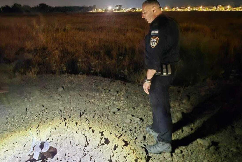 Polisi Israel memeriksa rudal yang jatuh di wilayah Dataran Tinggi Golan yang diduduki Israel pada Selasa (3/6/2025) malam.