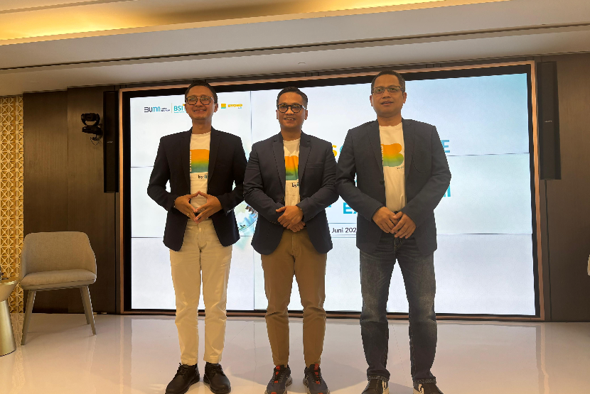 SVP Islamic Ecosystem Solution BSI Muhammad Habiby (kiri), SVP Marketing Communication BSI Muhammad Arif Gunawan (tengah) dan Corporate Secretary BSI Wisnu Sunandar (kanan) dalam Konferensi Pers BSI International Expo 2025 di Jakarta, Rabu (4/6/2025).  