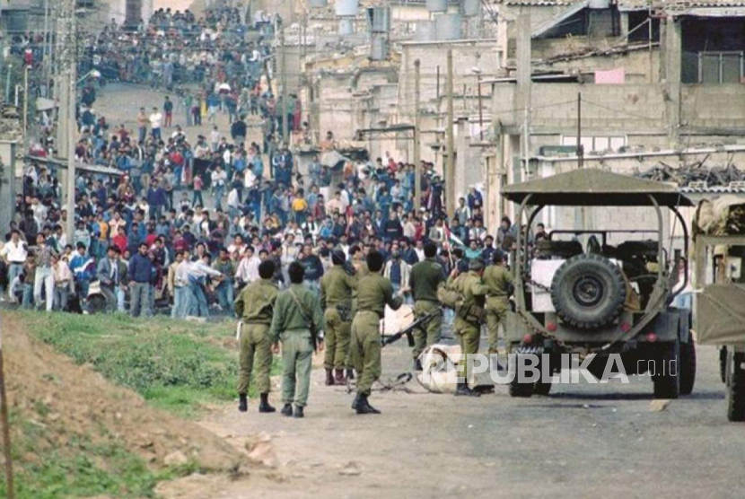 Warga Palestina berhadap-hadapan dengan pasukan Israel pada Intifada Pertama.