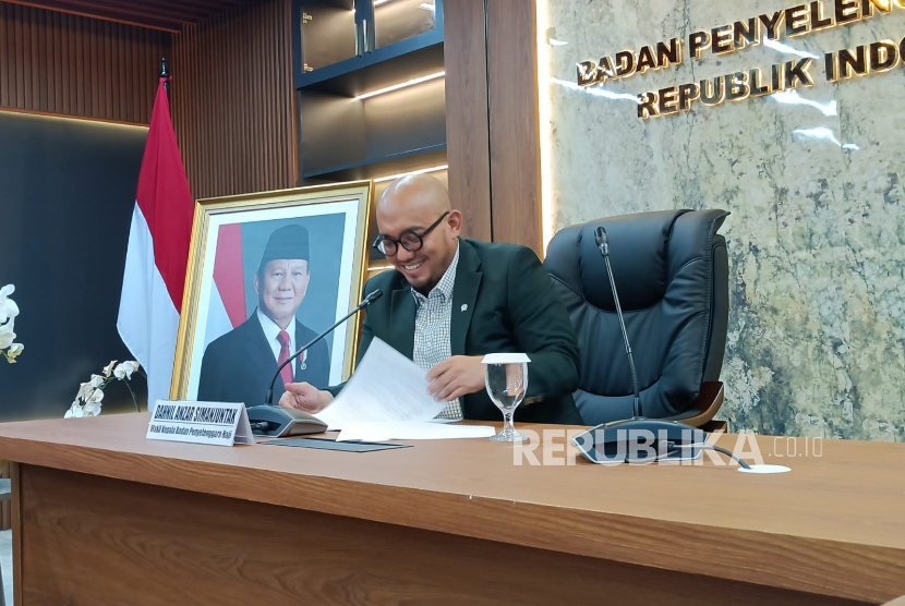 Wakil Kepala Badan Penyelenggara Haji (BP Haji) Dahnil Anzar Simanjuntak menggelar konferensi pers terkait penyelenggaraan ibadah haji 2025 di Kantor BP Haji, Jl MH Thamrin, Jakarta Pusat, Rabu malam (11/6/2025). 