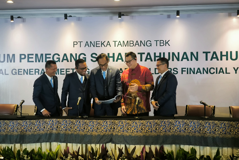 Konferensi pers PT Aneka Tambang (ANTM) atau ANTAM setelah Rapat Umum Pemegang Saham Tahunan Tahun Buku 2024, di Hotel Borobudur, Jakarta, Kamis (12/5/2025).