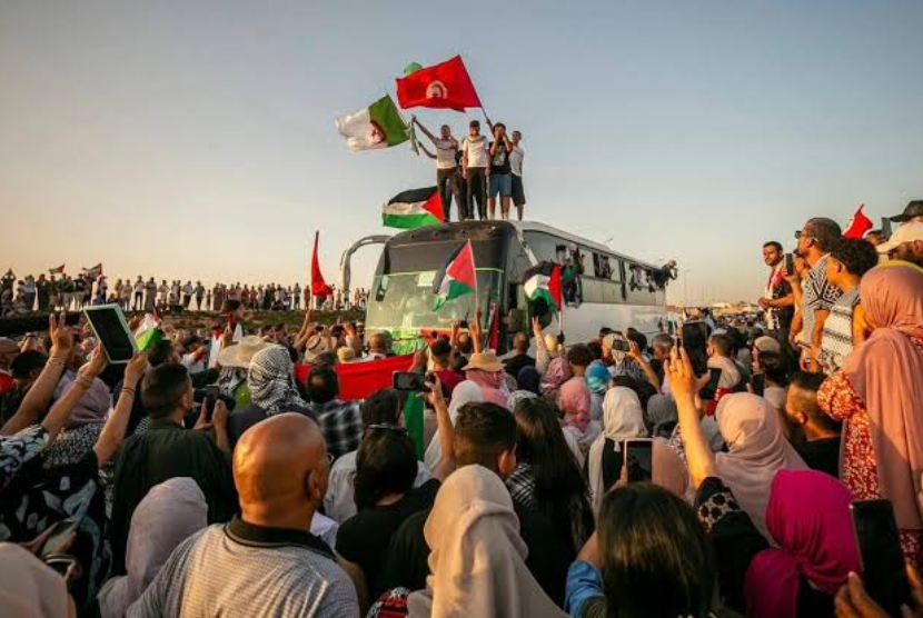 Warga Tunisa melepas konvoi ke Gaza di Tunis.