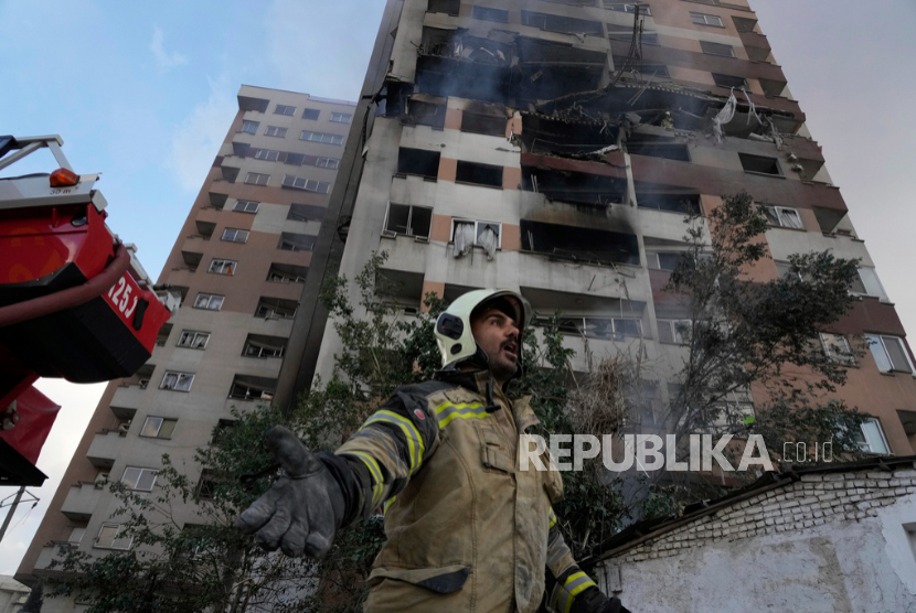 Petugas pemadam kebakaran bekerja di lokasi ledakan di kompleks perumahan di Teheran utara, Iran, Jumat, 13 Juni 2025.
