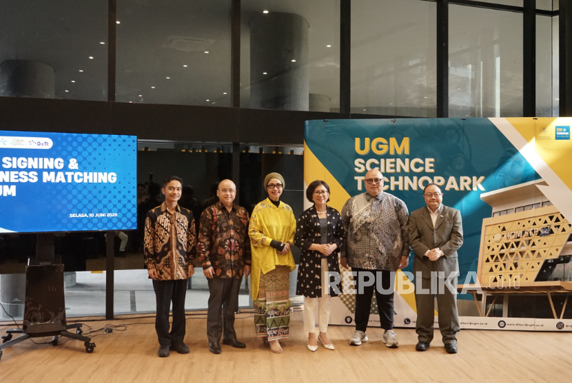  Universitas Gadjah Mada (UGM) menunjukkan komitmennya dalam mendukung hilirisasi hasil riset melalui penyelenggaraan Forum Penandatanganan MoU & Business Matching yang melibatkan PT Martina Berto Tbk dan PT Global Edukasi Talenta Inkubator (GeTI)/ExportHub.id Ecosystem.