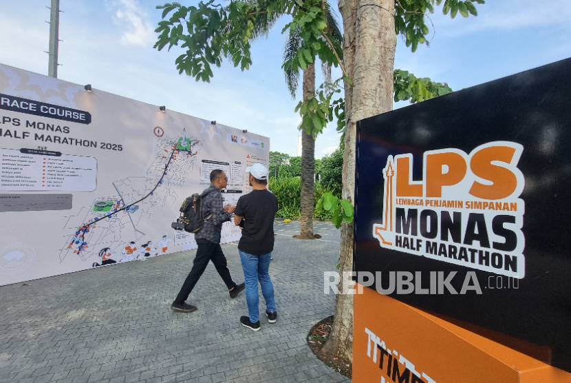 Suasana pengambilan race pack LPS Monas Half Marathon 2025.