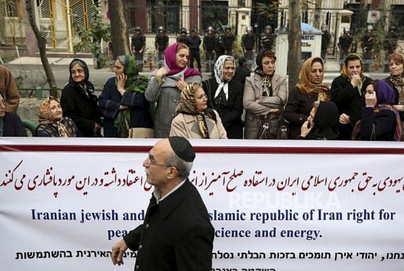 Warga Yahudi menyatakan dukungan terhadap program nuklir Iran di Teheran pada 2013.