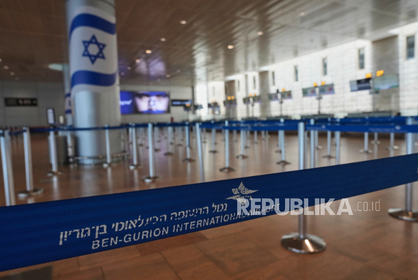 Bandara Ben Gurion Israel kosong dari penumpang menyusul serangan militer Israel ke Iran, dekat Tel Aviv, Israel, Jumat, 13 Juni 2025. 