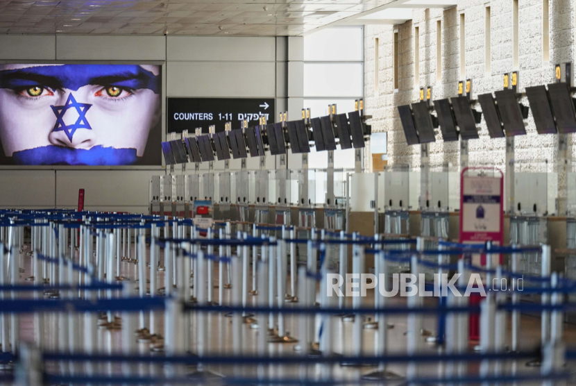Bandara Ben Gurion Israel kosong dari penumpang menyusul serangan militer Israel ke Iran, dekat Tel Aviv, Israel, Jumat, 13 Juni 2025. 
