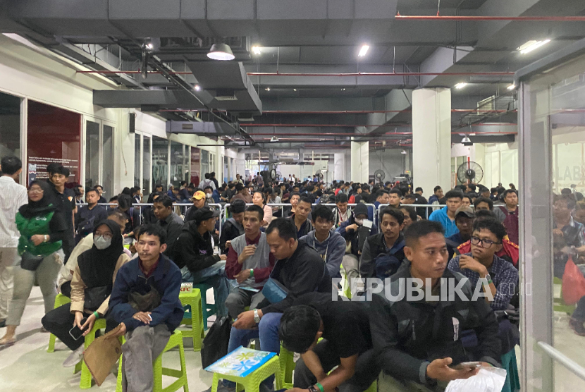 Potret keramaian masyarakat yang antusias mengikuti rekrutmen mitra digital untuk menjadi driver ojol di Gedung Smesco, Jakarta Selatan, Selasa (17/6/2025).