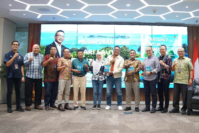Direktur PT Perikanan Indonesia Luncurkan Buku, Ajak Masyarakat tak Lagi Membelakangi Laut
