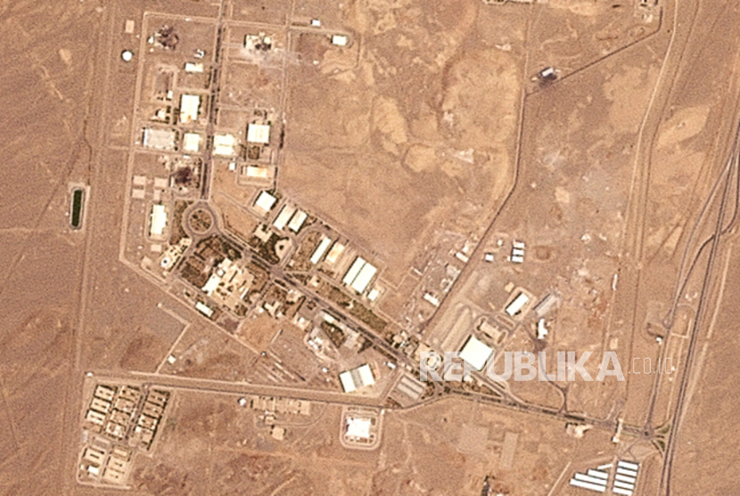 Citra satelit dari Planet Labs PBC ini menunjukkan situs pengayaan nuklir Natanz di Iran setelah serangan Israel pada Sabtu, 14 Juni 2025.